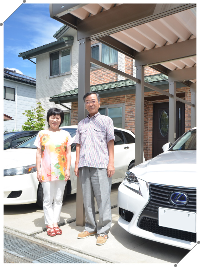 お客様の声 玄関先でのY様ご夫婦 住み心地感想証言